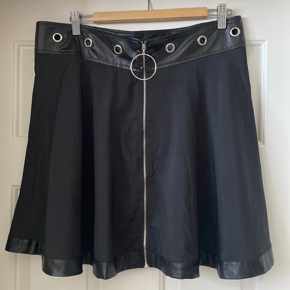 Mini skater skirt, PVC waistband trim, zip up front, goth cool 1X